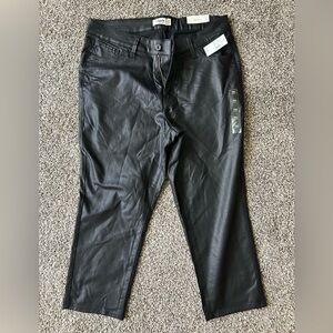 Maurice’s NWT ankle slim straight high rise pant. Women’s plus size 18 SHORT